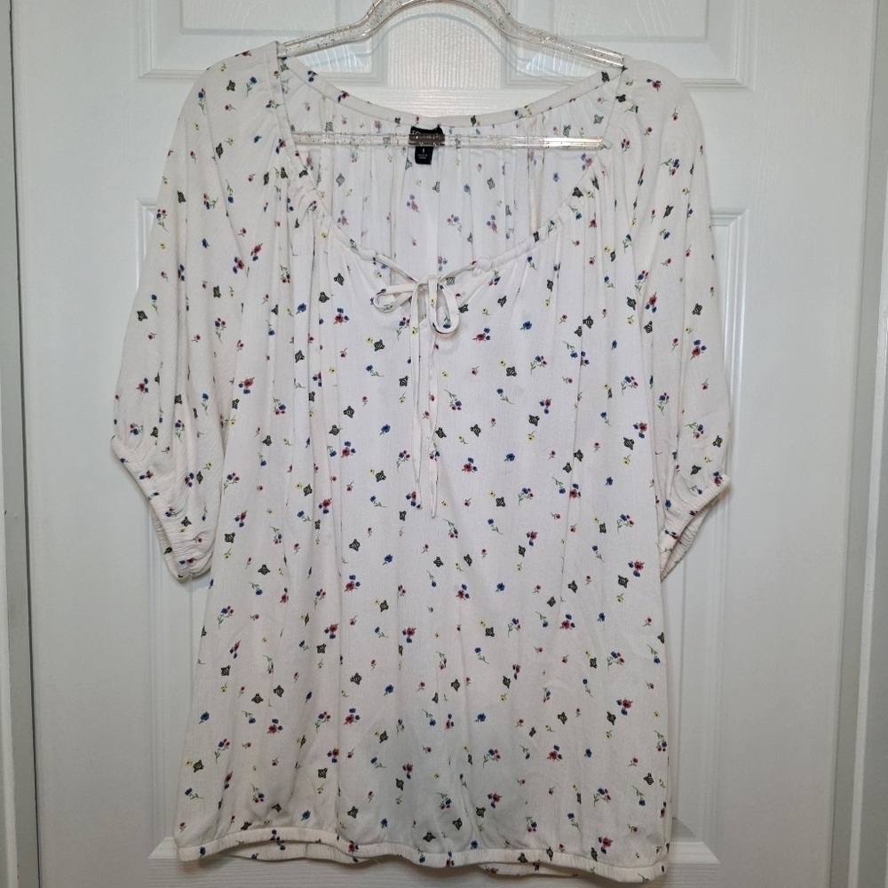 Torrid Cream Blouse with Floral Accents Sz 1X